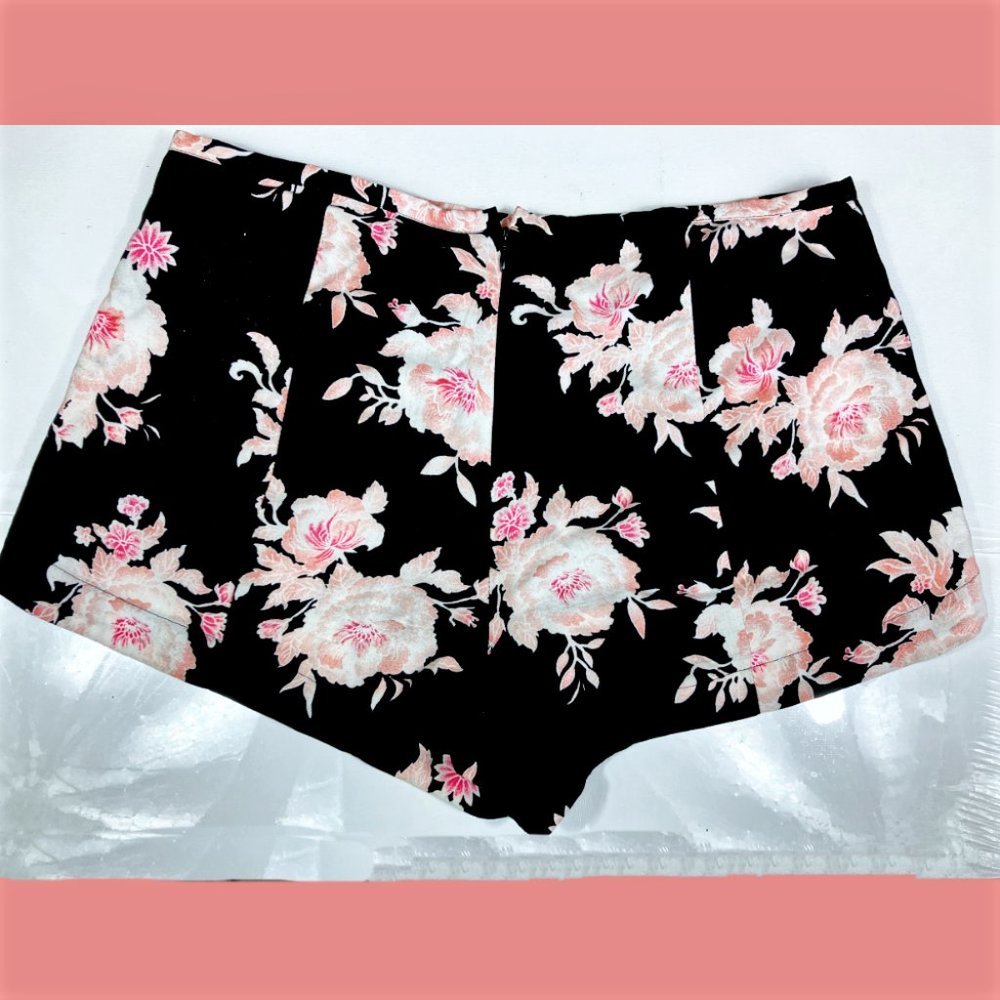 Forever 21 Women's pink & Black Tropical Floral Dolphin Beach Shorts Pre-Owned